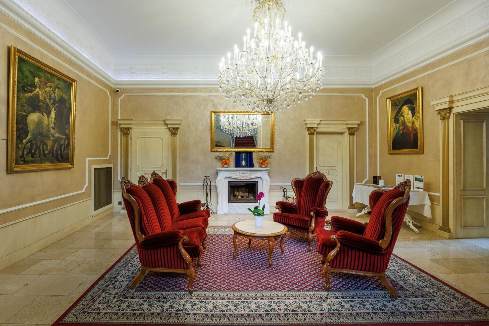 קרלובי וארי Hotel U Zamecku Cihelny מראה חיצוני תמונה
