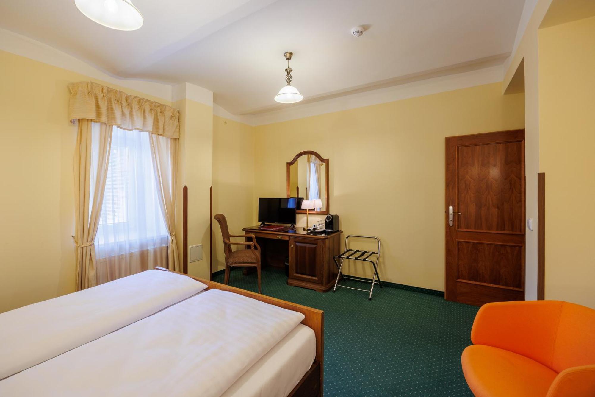 קרלובי וארי Hotel U Zamecku Cihelny מראה חיצוני תמונה