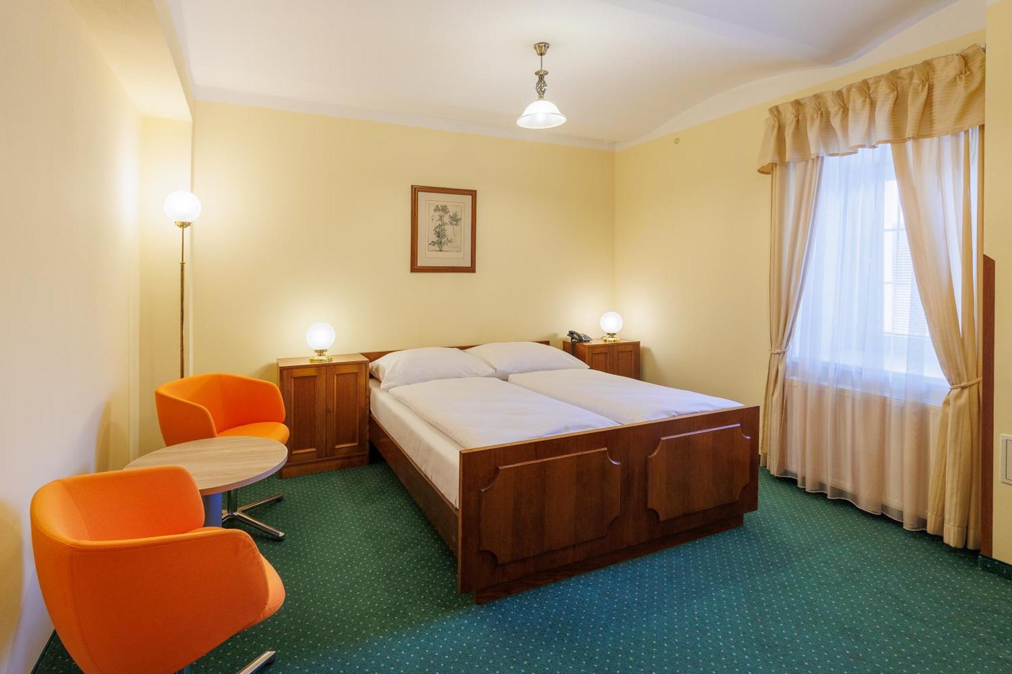 קרלובי וארי Hotel U Zamecku Cihelny מראה חיצוני תמונה