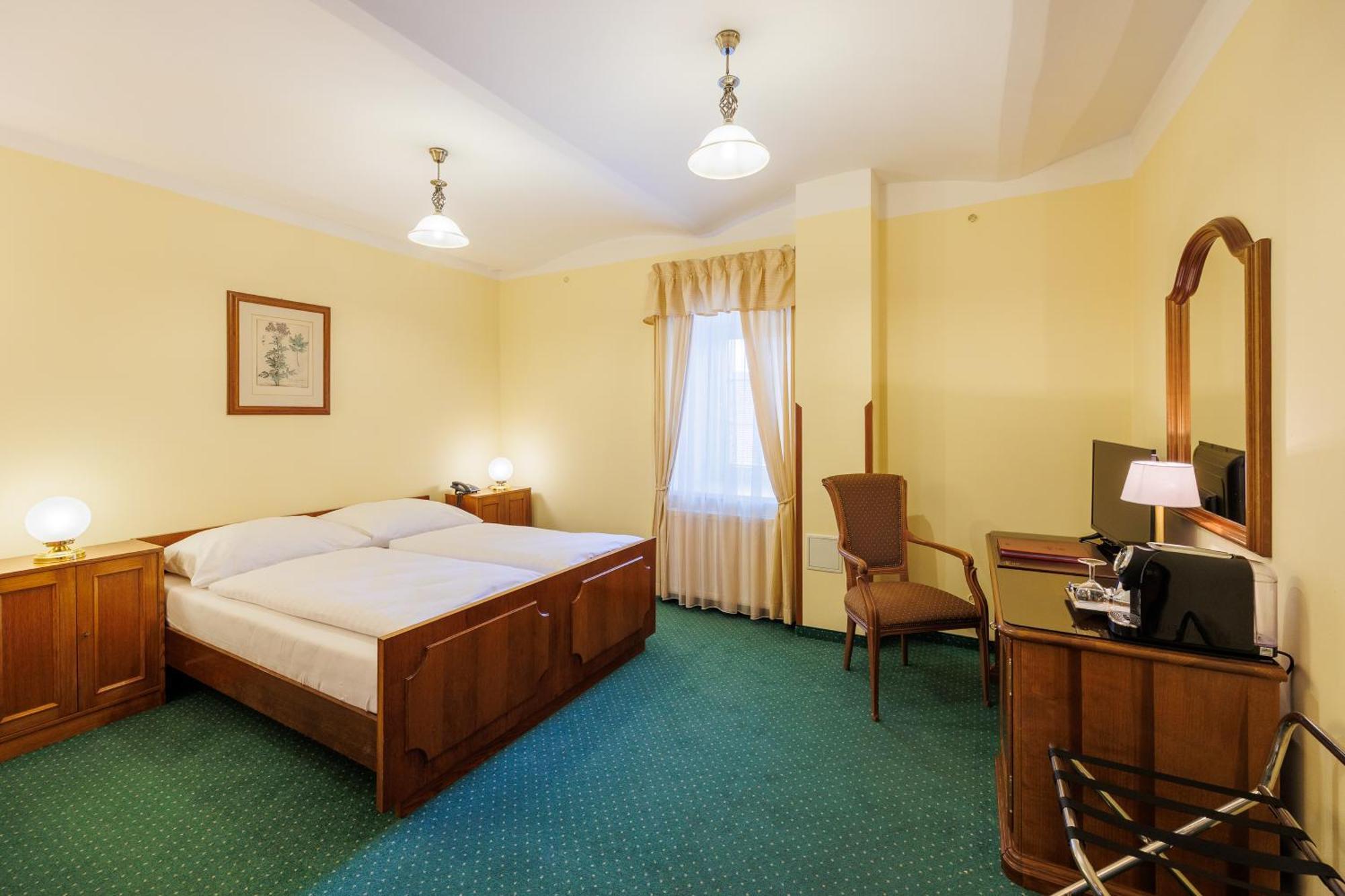 קרלובי וארי Hotel U Zamecku Cihelny מראה חיצוני תמונה