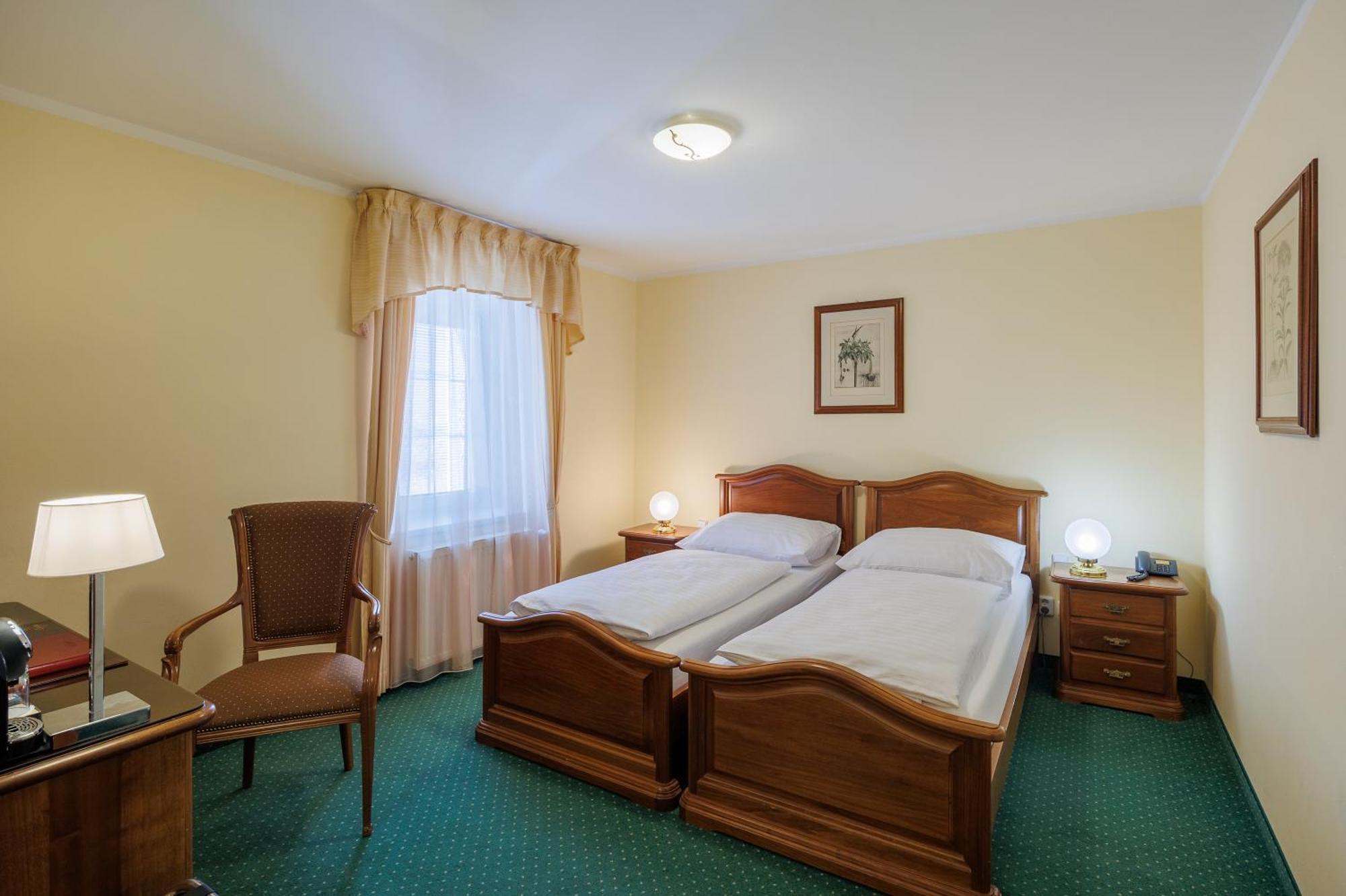 קרלובי וארי Hotel U Zamecku Cihelny מראה חיצוני תמונה