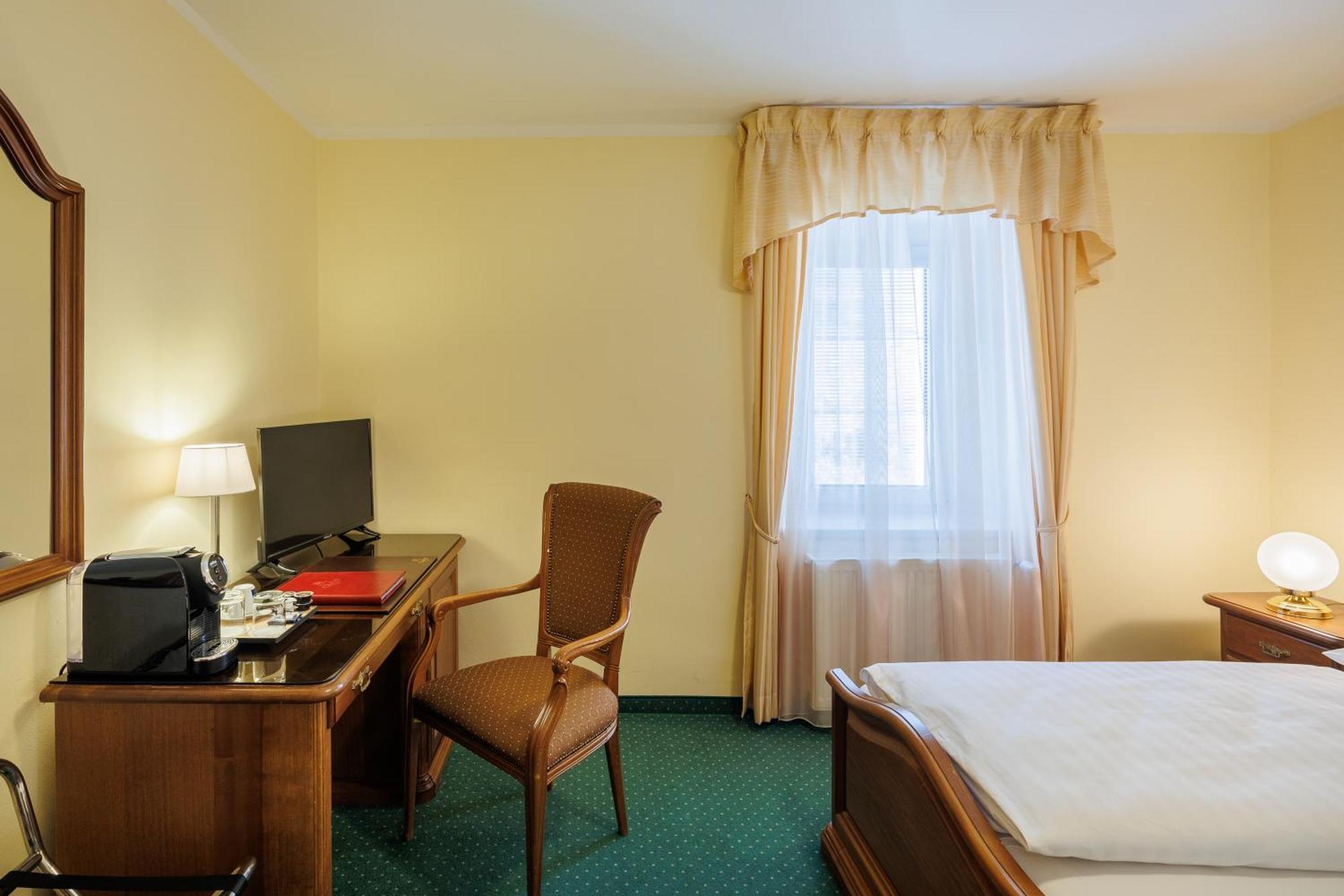 קרלובי וארי Hotel U Zamecku Cihelny מראה חיצוני תמונה