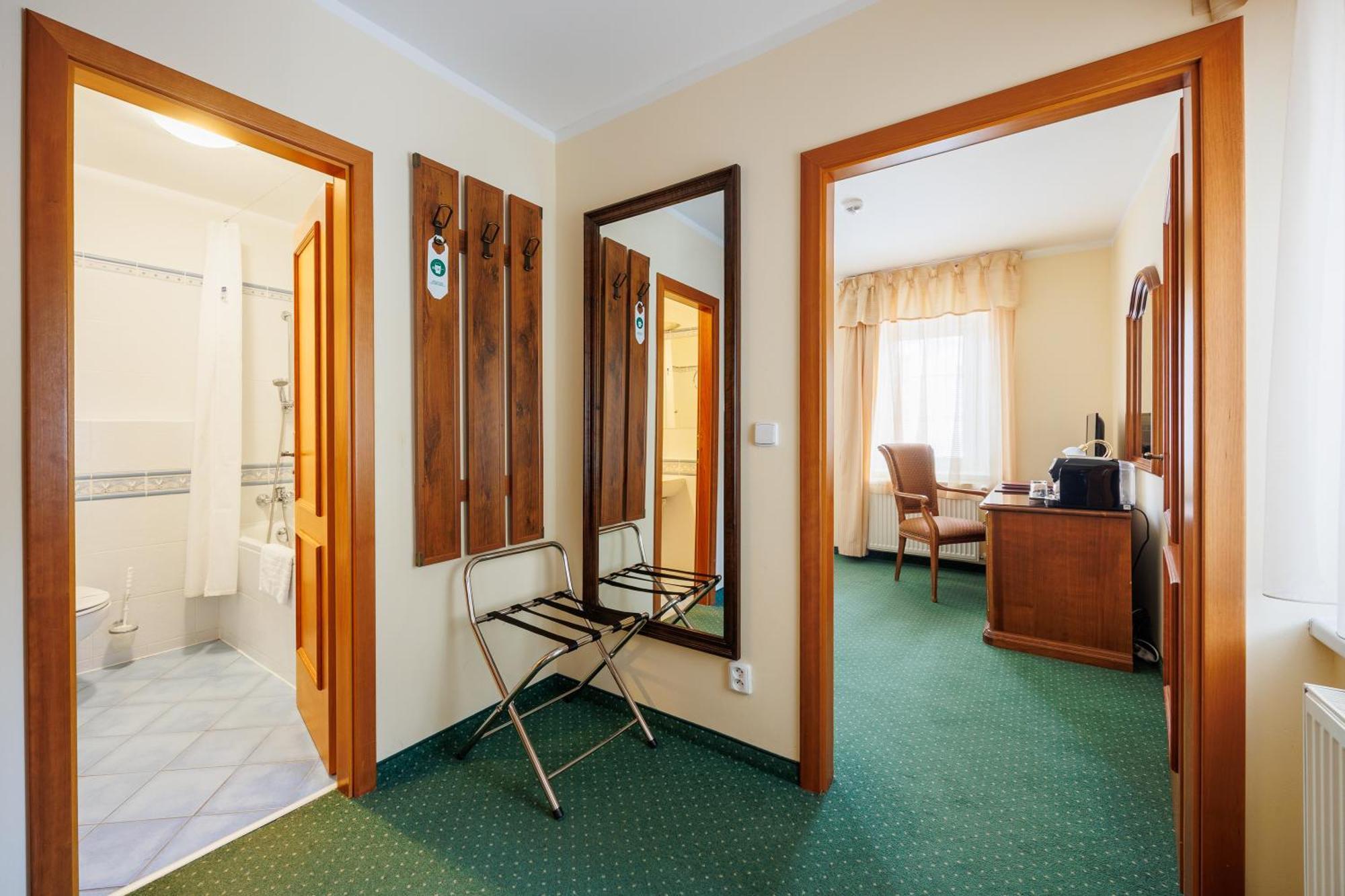 קרלובי וארי Hotel U Zamecku Cihelny מראה חיצוני תמונה