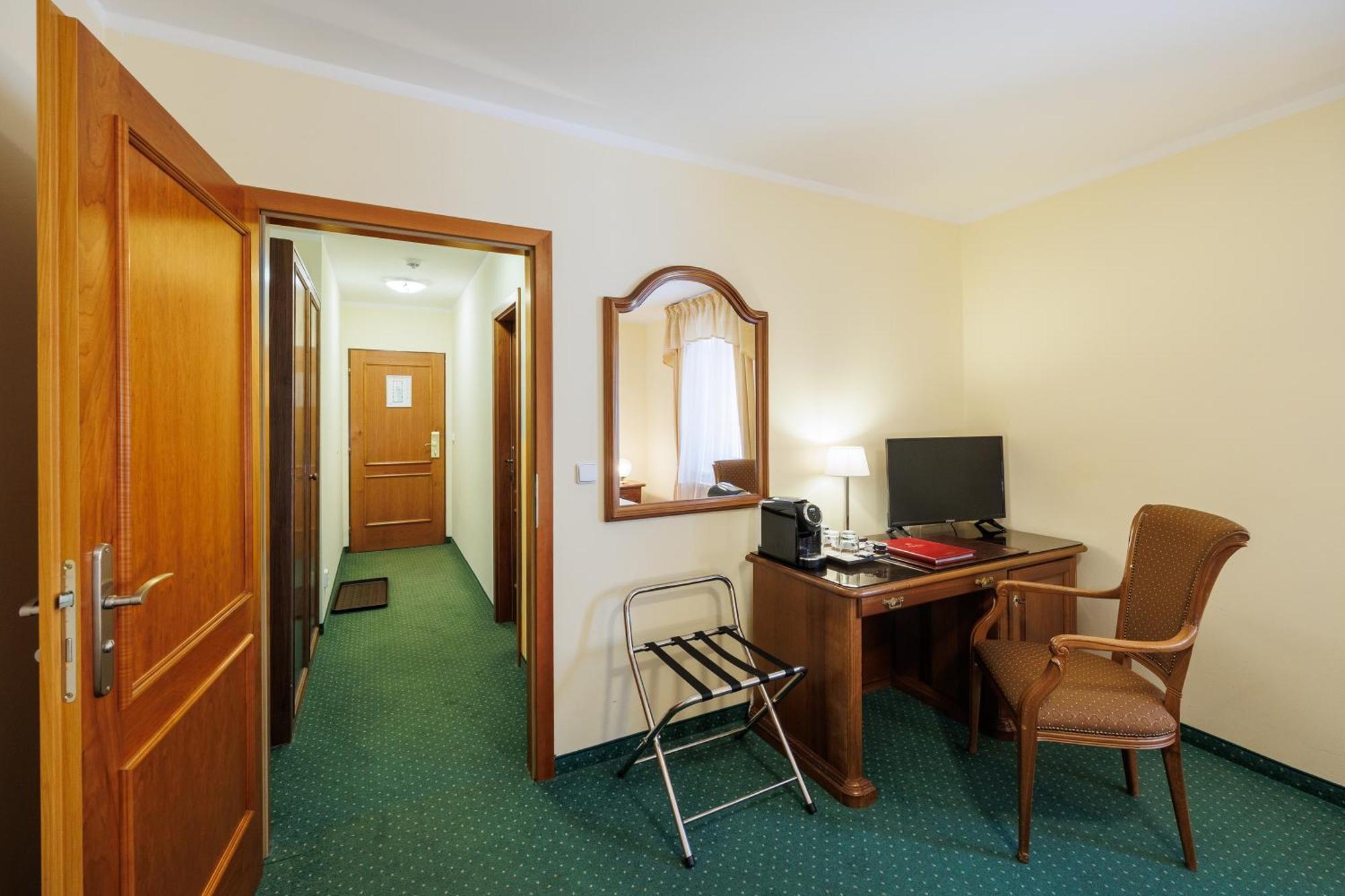 קרלובי וארי Hotel U Zamecku Cihelny מראה חיצוני תמונה
