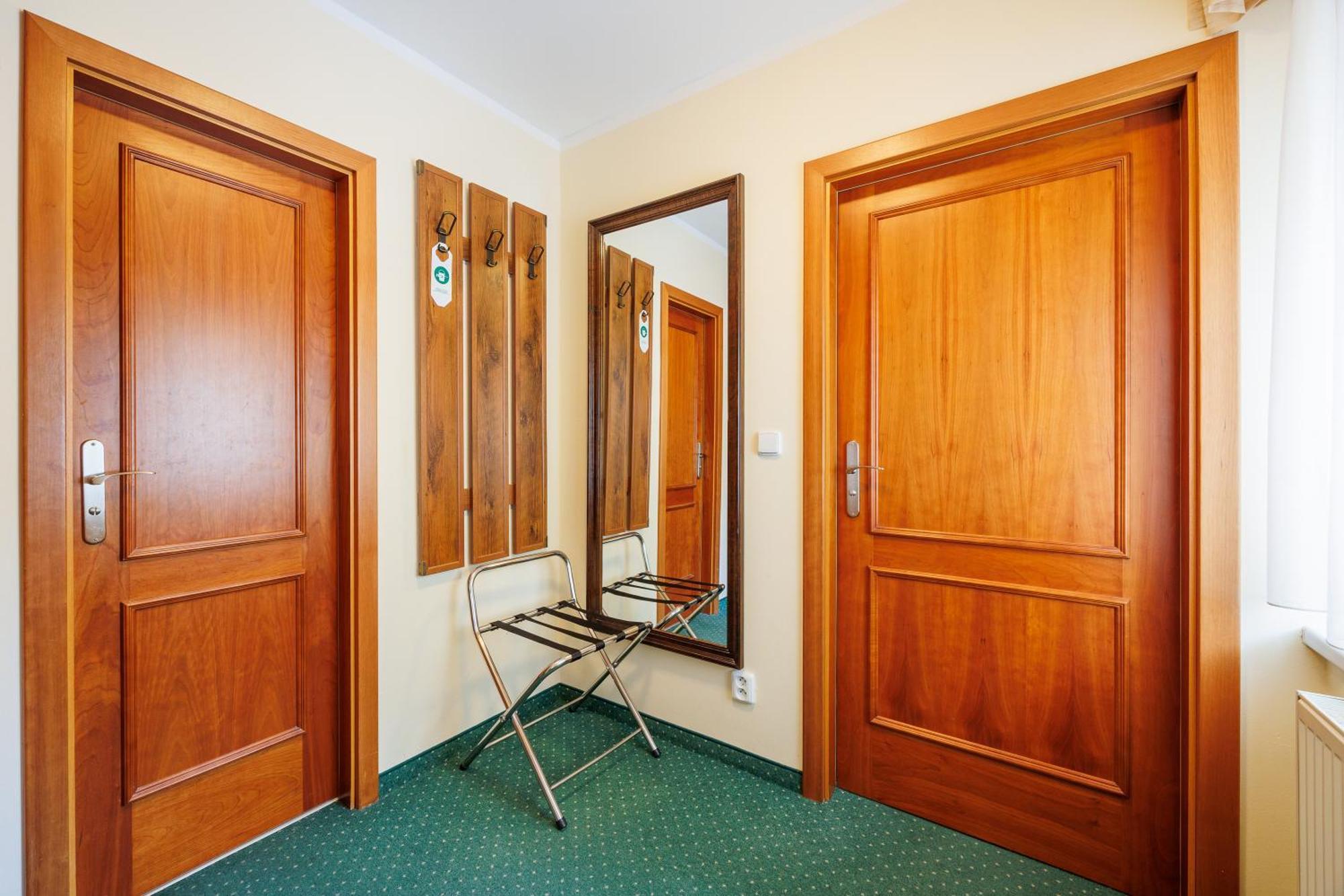 קרלובי וארי Hotel U Zamecku Cihelny מראה חיצוני תמונה
