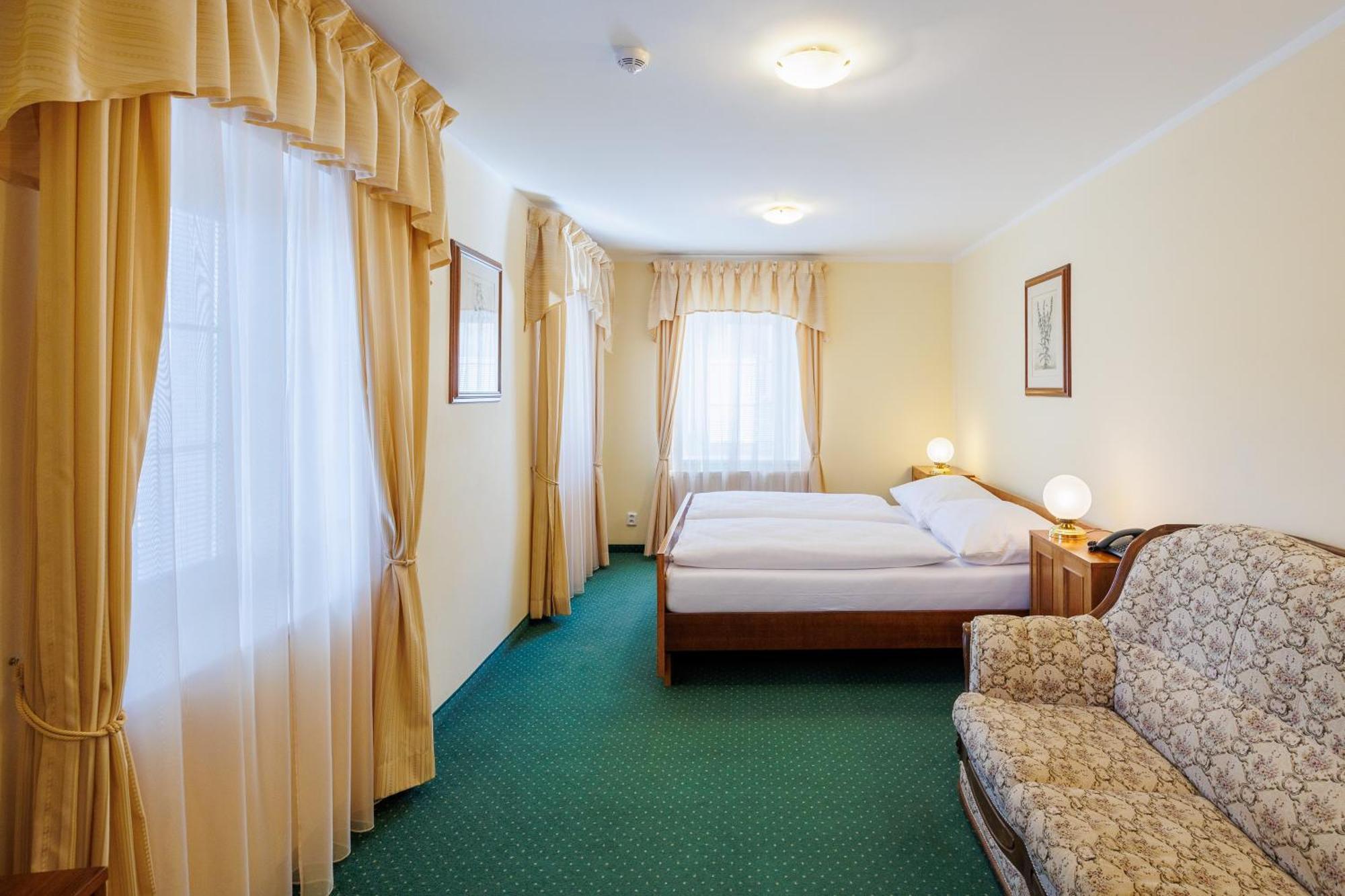 קרלובי וארי Hotel U Zamecku Cihelny מראה חיצוני תמונה